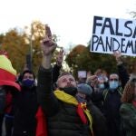 Varios centenares de negacionistas, convocados por la Plataforma Policías por la libertad, se han manifestado por el centro de Madrid. EFE/Rodrigo Jiménez