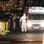 Los últimos 27 inmigrantes que quedan este domingo en el campamento del muelle de Arguineguín (Gran Canaria) están siendo trasladados esta noche en ambulancias a otros recursos de acogida humanitaria