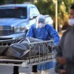 Un paramédico traslada un cuerpo de una persona fallecida por la Covid-19, hoy en el Hospital General de ciudad Juárez, en el estado de Chihuahua (México). El Gobierno mexicano informó este sábado de 10.008 nuevos casos de covid-19, que suman ya 1.100.683 contagios, además de 586 nuevos decesos hasta alcanzar 105.459 muertes. EFE/Luis Torres