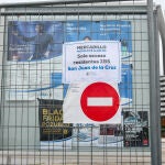 Un cartel indica un acceso solo permitido para residentes en la Zona Básica de Salud de San Juan de la Cruz, en Pozuelo de Alarcón (Madrid), durante su confinamiento perimetral