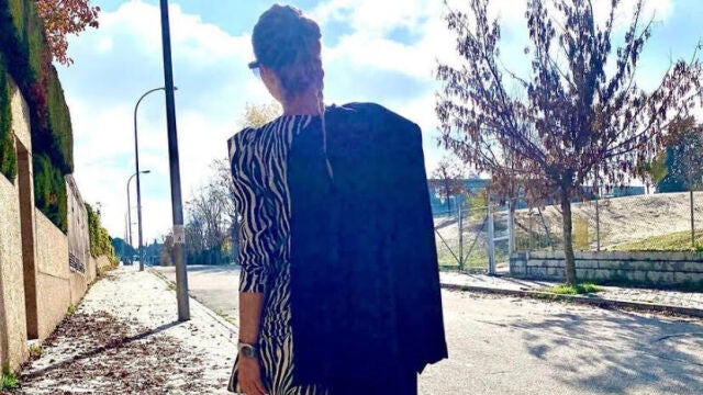 Amelia Bono tiene el vestido con el estampado del invierno.