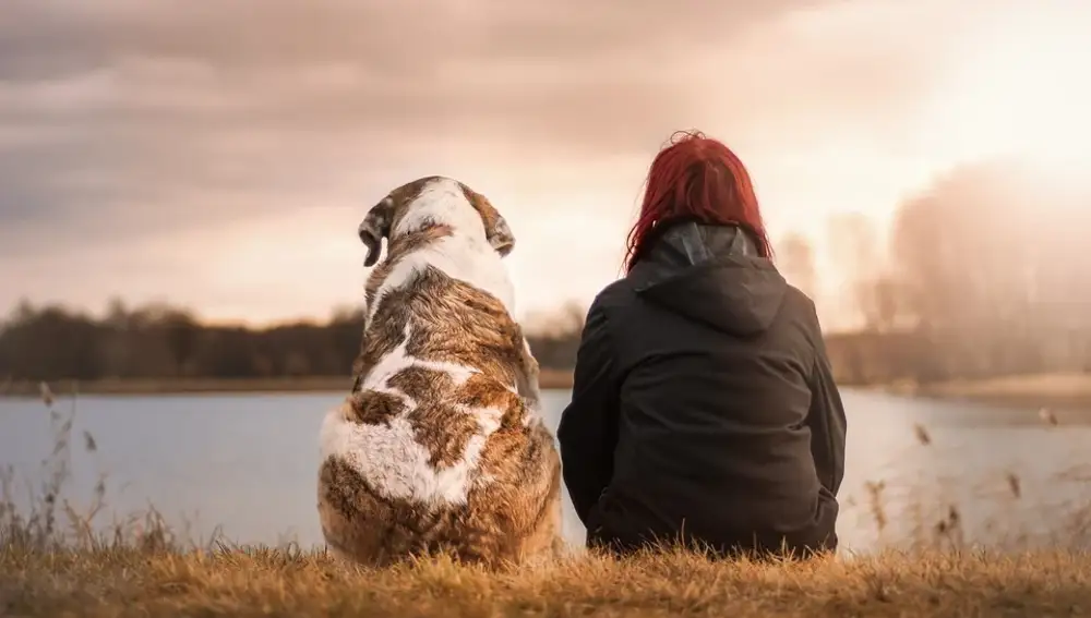 Una mujer con un perro.