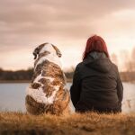 Una mujer con un perro.