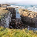 Desprendimiento de rocas en uno de los arcos de la playa de As Catedrais, en Ribadeo, Lug