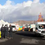 - Agentes de la Policía Nacional en el muelle de Arguineguín (Gran Canaria) EFE/ Elvira Urquijo A.