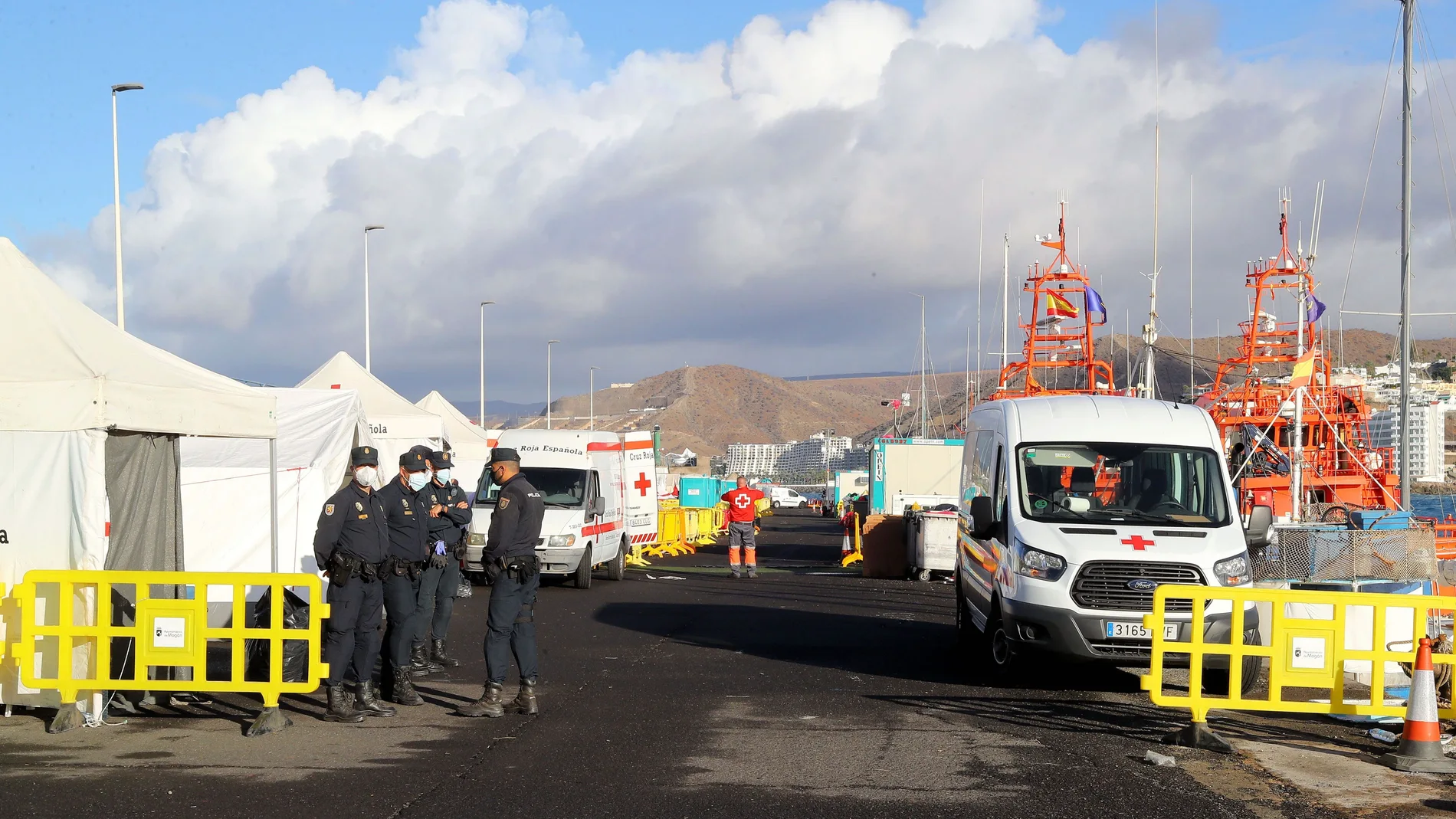 - Agentes de la Policía Nacional en el muelle de Arguineguín (Gran Canaria) EFE/ Elvira Urquijo A.