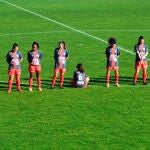 La imagen de Paula Dapena (5d) sentada de espaldas en el centro del campo de la ciudad deportiva de Abegondo, en La Coruña, rompiendo la fila que formaban sus compañeras durante un minuto de silencio en memoria de Diego Armando Maradona