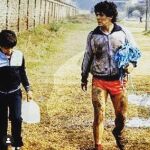 Lalo Maradona, cuando era pequeño, junto a Diego