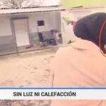 Momento en el que el reportaje de TVE, a la derecha de la imagen, puede verse un coche de alta gama