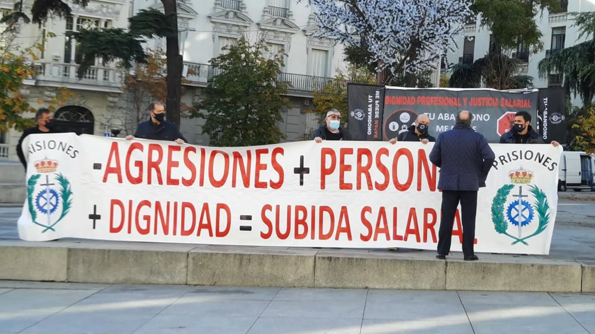 Funcionarios de prisiones, esta mañana, frente al Congreso
