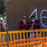 Varios de los inmigrantes alojados en el Centro de Atención Temprana a Extranjeros de Barranco Seco, en Las Palmas de Gran Canaria, junto a una de las vallas del recinto