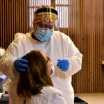 Realización de test en el Recinto Modernista del Hospital de Sant Pau de Barcelona, Catalunya (España), a 1 de diciembre de 2020. El departamento de salud de la Generalitat ha iniciado hoy cribados intensivos de prevención del COVID-19 en cuatro puntos de Barcelona, uno de ellos el Hospital de Sant Pau de Barcelona (hasta el 15 de diciembre), con los que se prevé hacer 2.000 test de antígenos diarios para la detección de personas asintomáticas.01 DICIEMBRE 2020;COVID-19;CORONAVIRUS;SALUD;TESTDavid Oller / Europa Press01/12/2020
