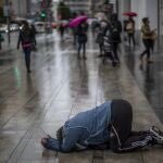 Un hombre pide limosna en el centro de la capital de España