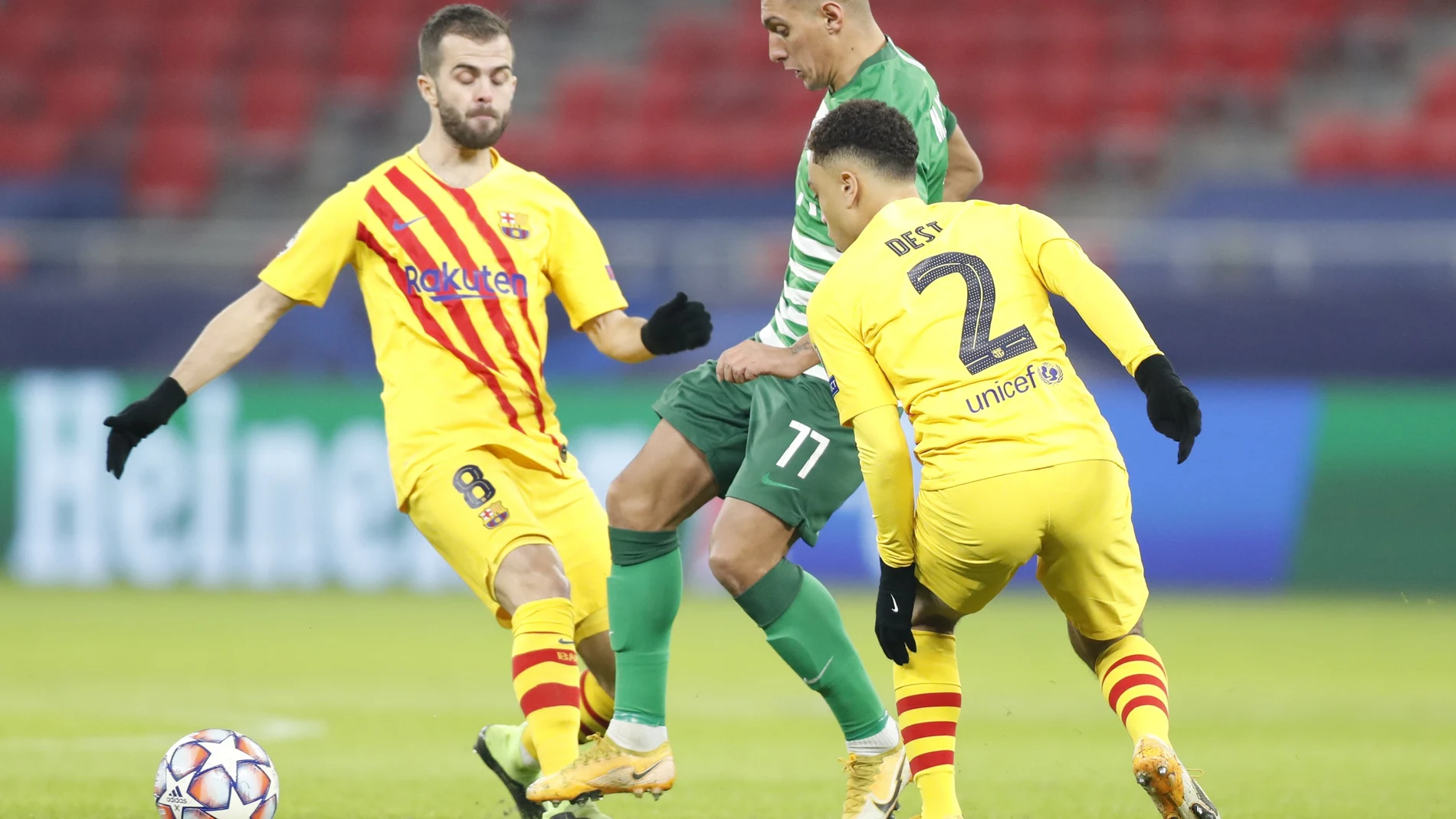 Myrto Uzuni con el Ferencvaros frente al Barcelona.