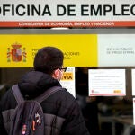 Un hombre mira el cristal de una oficina de empleo