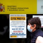 Una mujer pasa por la puerta de una oficina de empleo, SEPE