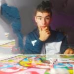 Nicolás Atanés, con un parchís que usa para sus juegos matemáticos