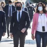 El presidente del Partido Popular, Pablo Casado (c), camina junto al presidente del PP-A y jefe del Ejecutivo regional, Juanma Moreno, y la secretaria general del PP-A, Loles López, a su llegada hoy a Sevilla