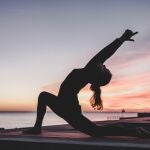 En la imagen, una mujer practicando yoga.