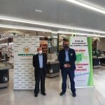 El presidente de la Unión de Consumidores de Castilla y León, Prudencio Prieto, y el director de Relaciones Externas de Mercadona en Castilla y León,Julio Casado, suscriben el acuerdo