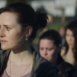 Clare Dunne da vida a Sandra, mujer maltratada y madre de dos hijas, en «Volver a empezar»