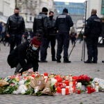 Los agentes continúan en la calle peatonal en la que ayer un hombre atropelló a decenas de personas en Tréveris, Alemania