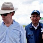 AME2937. LA MACARENA (COLOMBIA), 03/12/2020.- Fotografía de archivo fechada el 27 de septiembre de 2017 en la que se observa al ambientalista colombiano Javier Francisco Parra Cubillos (d) y el expresidente de Colombia Juan Manuel Santos (d) en Caño Cristales, en La Macarena (Colombia). El ambientalista colombiano Javier Francisco Parra Cubillos, uno de los principales defensores de la rica biodiversidad de la Sierra de La Macarena, que incluye Caño Cristales, conocido como "el río más bonito del mundo", fue asesinado a tiros este jueves, informaron las autoridades. Parra Cubillos, de 47 años y coordinador regional de la Corporación para el Desarrollo Sostenible del Área de Manejo Especial de La Macarena (Cormacarena), fue tiroteado por sicarios que se movilizaban en una motocicleta cuando llegaba a las oficinas de esa entidad en la localidad de La Macarena, en el departamento del Meta, en el centro-sur del país, y falleció poco después
