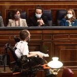 El portavoz parlamentario de Unidas Podemos, Pablo Echenique, pasa delante de Pedro Sánchez (1i), Carmen Calvo, Pablo Iglesias (2d) y Nadia Calviño (1d) en el Congreso