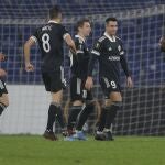 El español Jaime Romero es felicitado por los jugadores del Qarabag tras marcar al Maccabi Tel Aviv