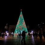 Varias personas pasean frente al &aacute;rbol de navidad iluminado tras el acto de encendido de luces del ayuntamiento de Val&egrave;ncia. EFE/Biel Ali&ntilde;o