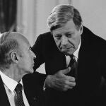 El presidente francés Veléry Giscard d'Estaing conversa con el canciller alemán, su gran amigo Helmut Schmidt, en junio de 1979