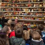 Detalle de uno de los puestos navideños de la Feria de Santa Llúcia de Barcelona, este viernes, cuando Cataluña ya lo tiene todo "a punto" para cuando lleguen las vacunas contra la covid-19 el próximo mes de enero pero la velocidad de transmisión (Rt) sigue al alza por cuarto día consecutivo y la movilidad de los catalanes no se frena. EFE/Enric Fontcuberta
