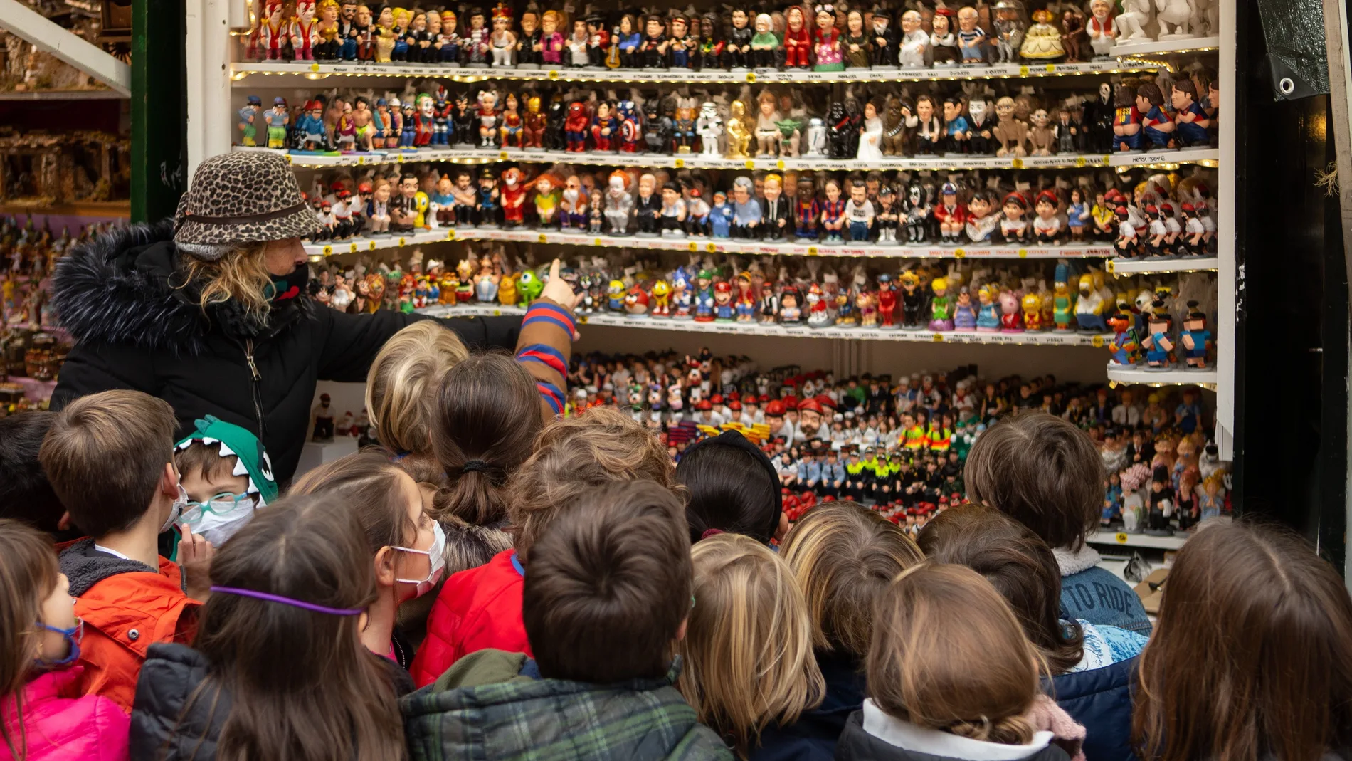 Detalle de uno de los puestos navideños de la Feria de Santa Llúcia de Barcelona, este viernes, cuando Cataluña ya lo tiene todo "a punto" para cuando lleguen las vacunas contra la covid-19 el próximo mes de enero pero la velocidad de transmisión (Rt) sigue al alza por cuarto día consecutivo y la movilidad de los catalanes no se frena. EFE/Enric Fontcuberta