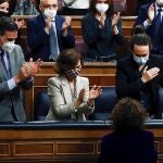 MADRID, 03/12/2020.- La ministra de Hacienda, María Jesús Montero, aplaudida por el presidente del Gobierno, Pedro Sánchez, y los vicepresidentes, Carmen Calvo y Pablo Iglesias, este jueves en el Congreso que ha aprobado con amplia mayoría el proyecto de Ley de Presupuestos Generales del Estado de 2021 tras conseguir el apoyo de 11 partidos políticos. EFE/ Mariscal
