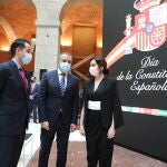 El vicepresidente de la Comunidad de Madrid, Ignacio Aguado; el delegado del Gobierno en Madrid, Juan Manuel Franco; y la presidenta de la Comunidad de Madrid, Isabel Díaz Ayuso, durante acto de homenaje a la Constitución, en la Real Casa de Correos, en Madrid (España).