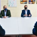 El presidente del PP en Catalunya, Alejandro Fernández, y el líder del PP, Pablo Casado, en una visita a la lonja de Roses (Girona) el 4 de diciembre de 2020.