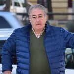 Bernardo Pantoja por las calles de Sevilla.