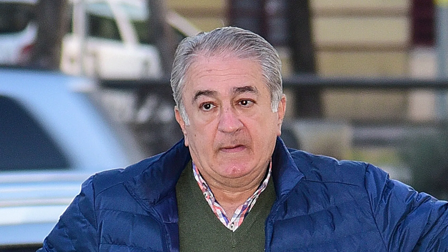 Bernardo Pantoja por las calles de Sevilla.