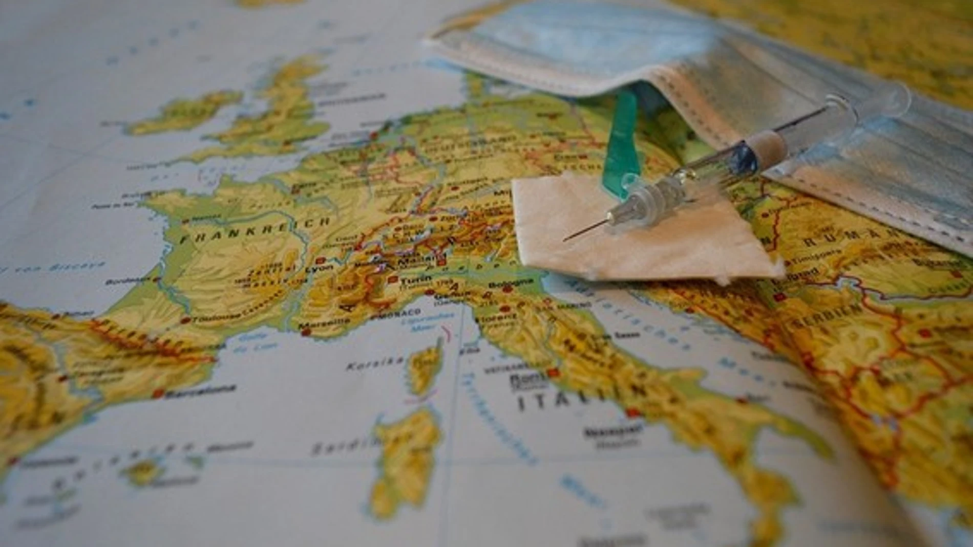 Mapa de Europa siendo vacunado de forma simbólica.