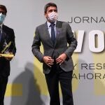 El diputado de Voluntariado, Residentes Internacionales y Cooperación, Juan de Dios Navarro y el presidente de la Diputación, Carlos Mazón