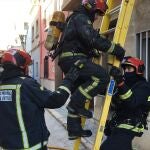 Bomberos intervienen en el incendio de ua vivienda de Borriana (Castellón)