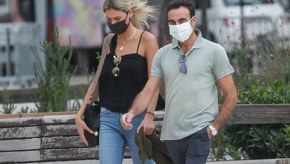 Enrique Ponce y Ana Soria por las calles de Nimes
