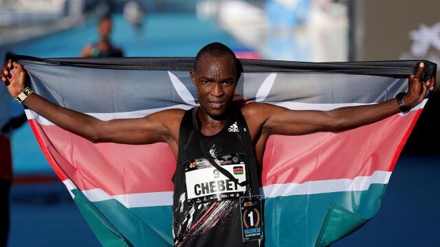 GRAFCVA228. VALENCIA, 06/12/2020.- El atleta keniano Evans Chebet se impuso en la 40 edición de la Maratón de València Fundación Trinidad Alfonso-EDP con un tiempo oficioso de 2:03:00 horas que supone un nuevo récord de la carrera valenciana y que la sitúa, por tiempos, en el tercer mejor maratón del mundo por detrás de Londres y Berlín. EFE/Manuel Bruque