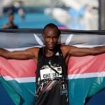GRAFCVA228. VALENCIA, 06/12/2020.- El atleta keniano Evans Chebet se impuso en la 40 edición de la Maratón de València Fundación Trinidad Alfonso-EDP con un tiempo oficioso de 2:03:00 horas que supone un nuevo récord de la carrera valenciana y que la sitúa, por tiempos, en el tercer mejor maratón del mundo por detrás de Londres y Berlín. EFE/Manuel Bruque