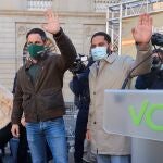 BARCELONA, 06/12/2020.- El líder de Vox, Santiago Abascal, y el candidato de Vox a la Generalitat, Ignacio Garriga (d), participan en un acto organizado por la formación por el aniversario de la Constitución este domingo en la plaza Sant Jaume de Barcelona. EFE/Alejandro García