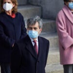 El presidente del CGPJ, Carlos Lesmes (centro), junto a la vicepresidenta cuarta y ministra para la Transición Ecológica, Teresa Ribea (i), y la ministra de Asuntos Exrteriores, Unión Europea y Cooperación, Arancha González Laya (d), en los actos del Día de la Constitución