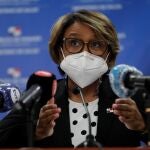 AME3762. CIUDAD DE PANAMÁ (PANAMÁ), 07/12/2020.- La viceministra de Salud de Panamá, Ivette Berrio, habla hoy durante una conferencia de prensa sobre el futuro proceso de vacunación contra la covid-19, en Ciudad de Panamá (Panamá). Las autoridades de Panamá dijeron este lunes que trabajan a contrarreloj para construir cuatro cuartos fríos y comprar 15 congeladores especiales para almacenar la vacuna contra la covid-19, pues está previsto que las primeras dosis de Pfizer lleguen al país en el primer trimestre de 2021. EFE/Bienvenido Velasco