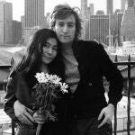 ACOFotograma de archivo cedido por el Servicio Público de Radiofusión (PBS) donde aparecen John Lennon y Yoko Ono posando en Nueva York, durante una escena del documental Lennon NYC de la serie American Masters transmitida el 9 de octubre de 2020