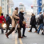 Gente con mascarillas de compras y de paseo por el centro de Madrid.