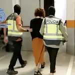 Itxaso Zaldua, tras ser detenida por su presunta implicación en el asesinato de Manuel Giménez Abad en 2001